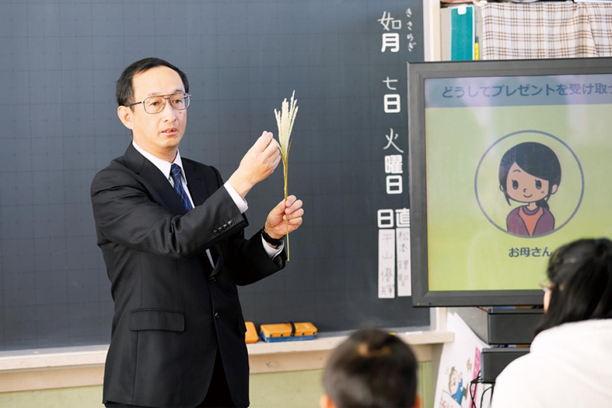 小学校で、花粉症について説明する古谷先生。