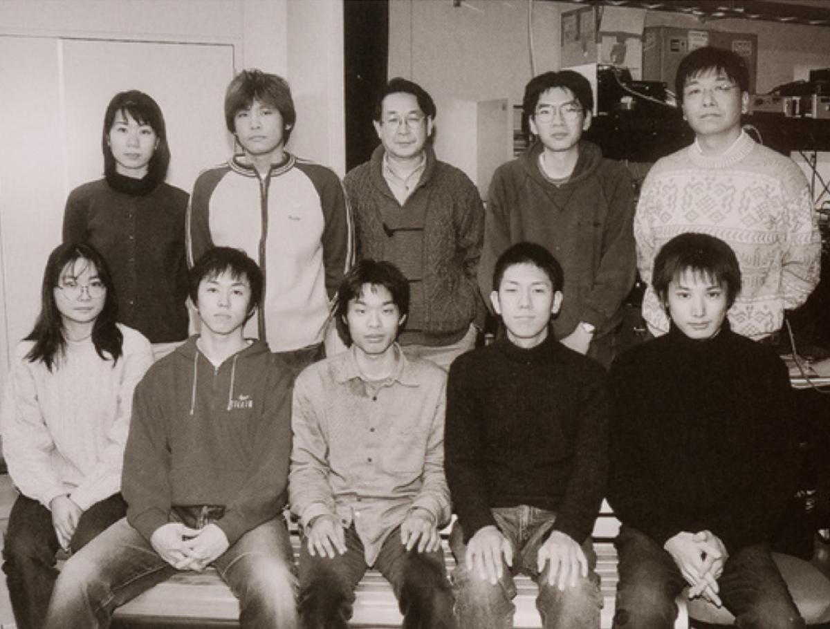 和歌山大学に赴任した1999年頃、ゼミの学生たちと。後列右端が伊東先生。